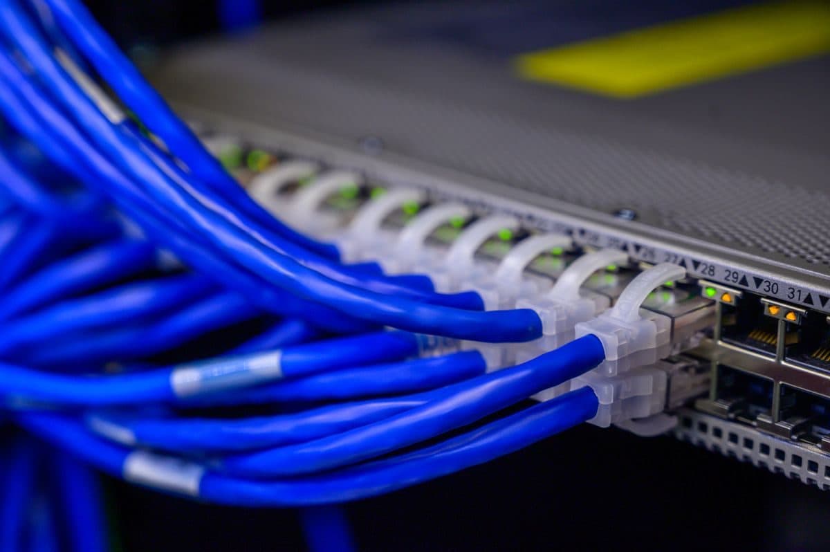 Netzwerkkabel in einem aktiven Switch